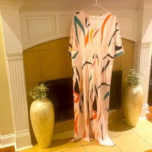 Beautiful multi colored jumpsuit XXL but runs small so I would say XL fit